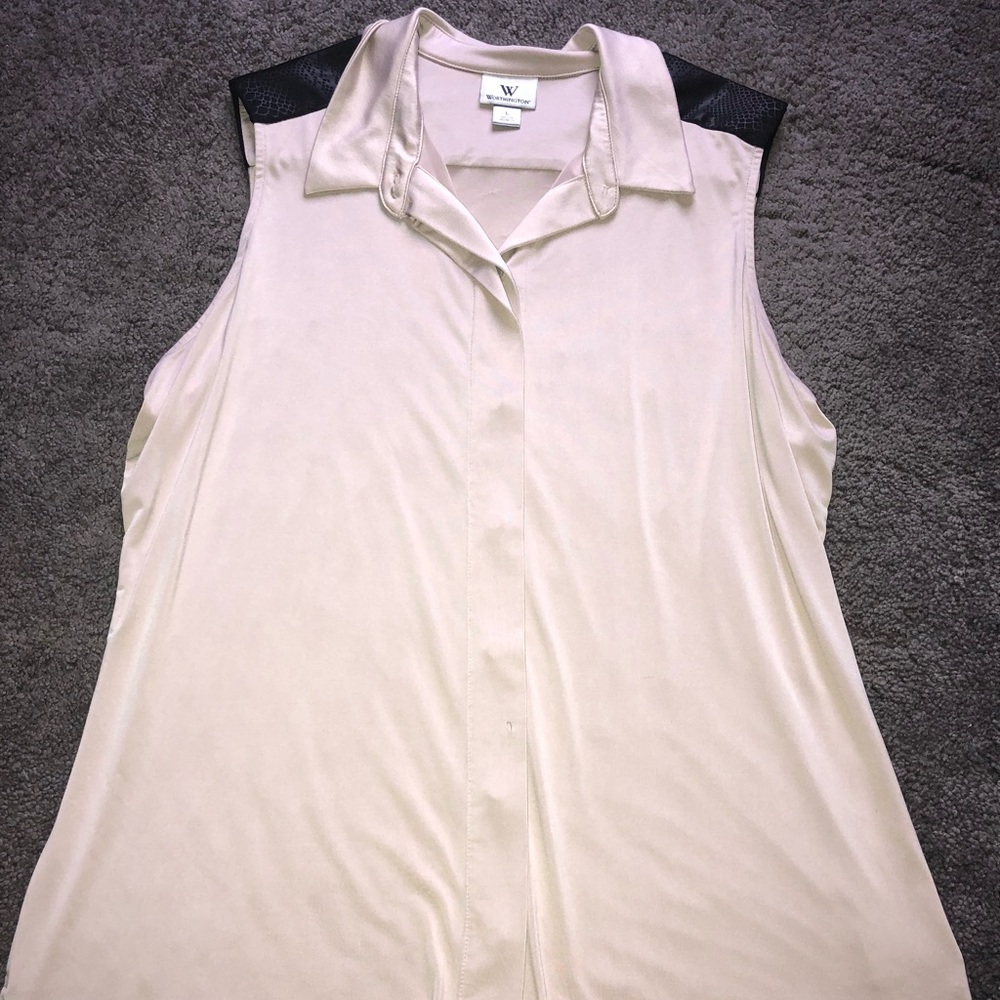 Sleeveless blouse with a collar